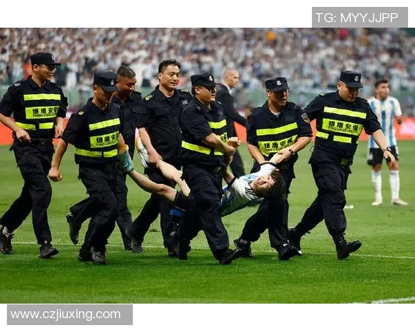 冲进足球场追逐球星行为是否合法及其法律后果解析